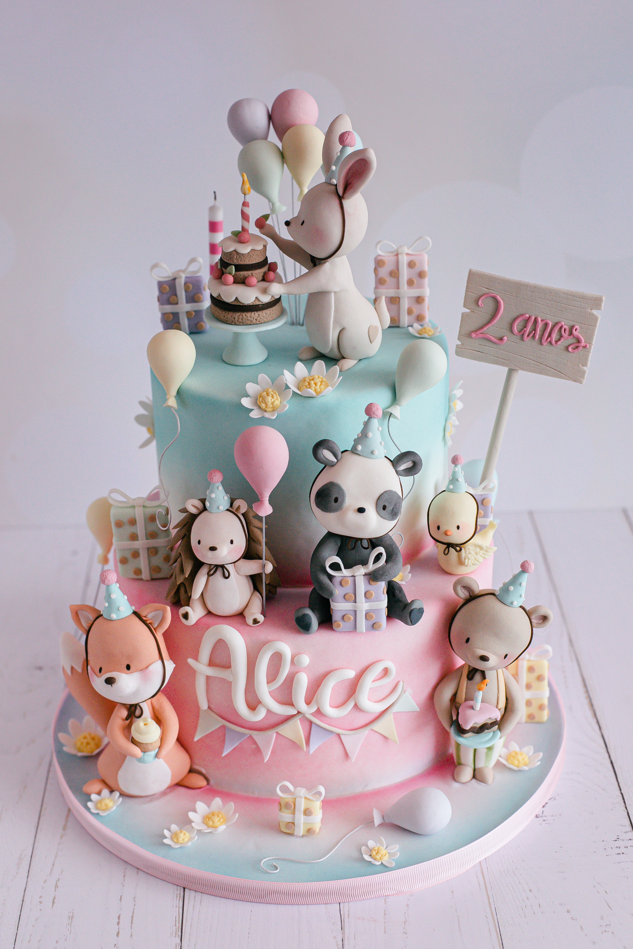 Bolo de aniversário decorado com animais modelados em pasta americana