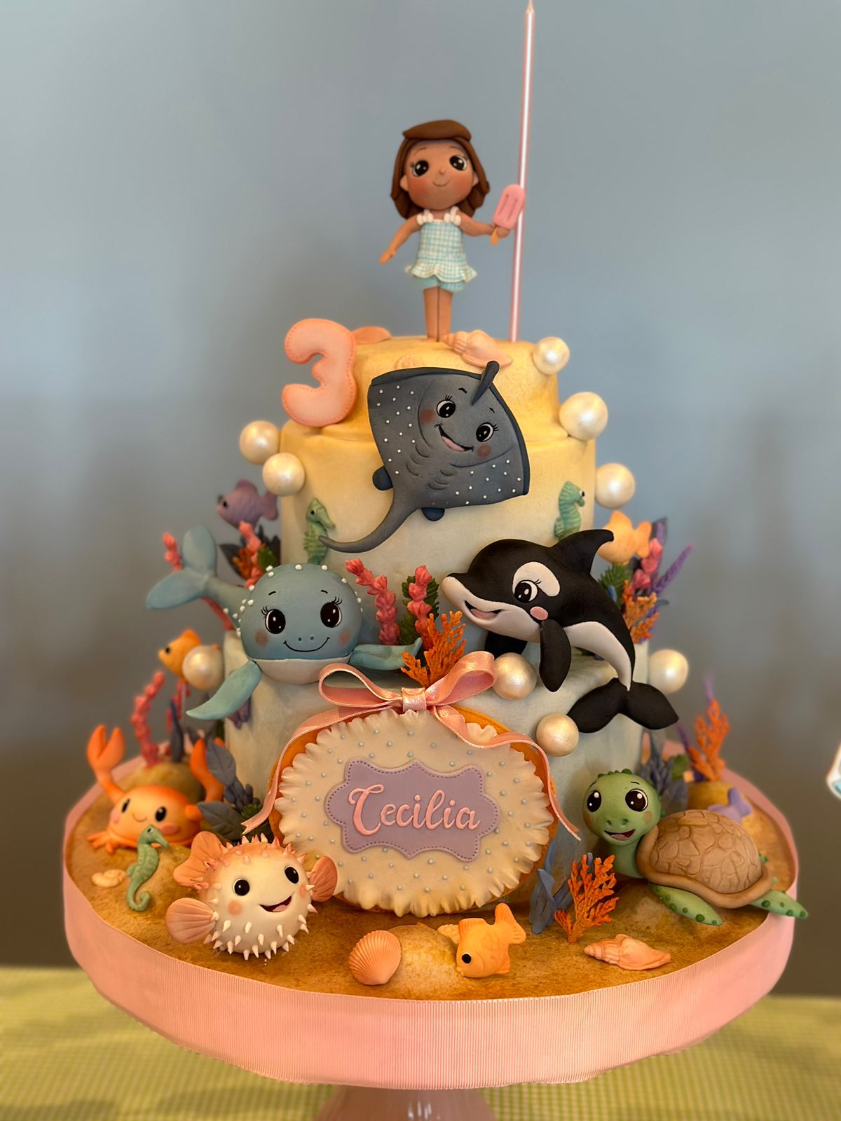 Cupcakes e doces finos decorados com pasta americana e flores modeladas